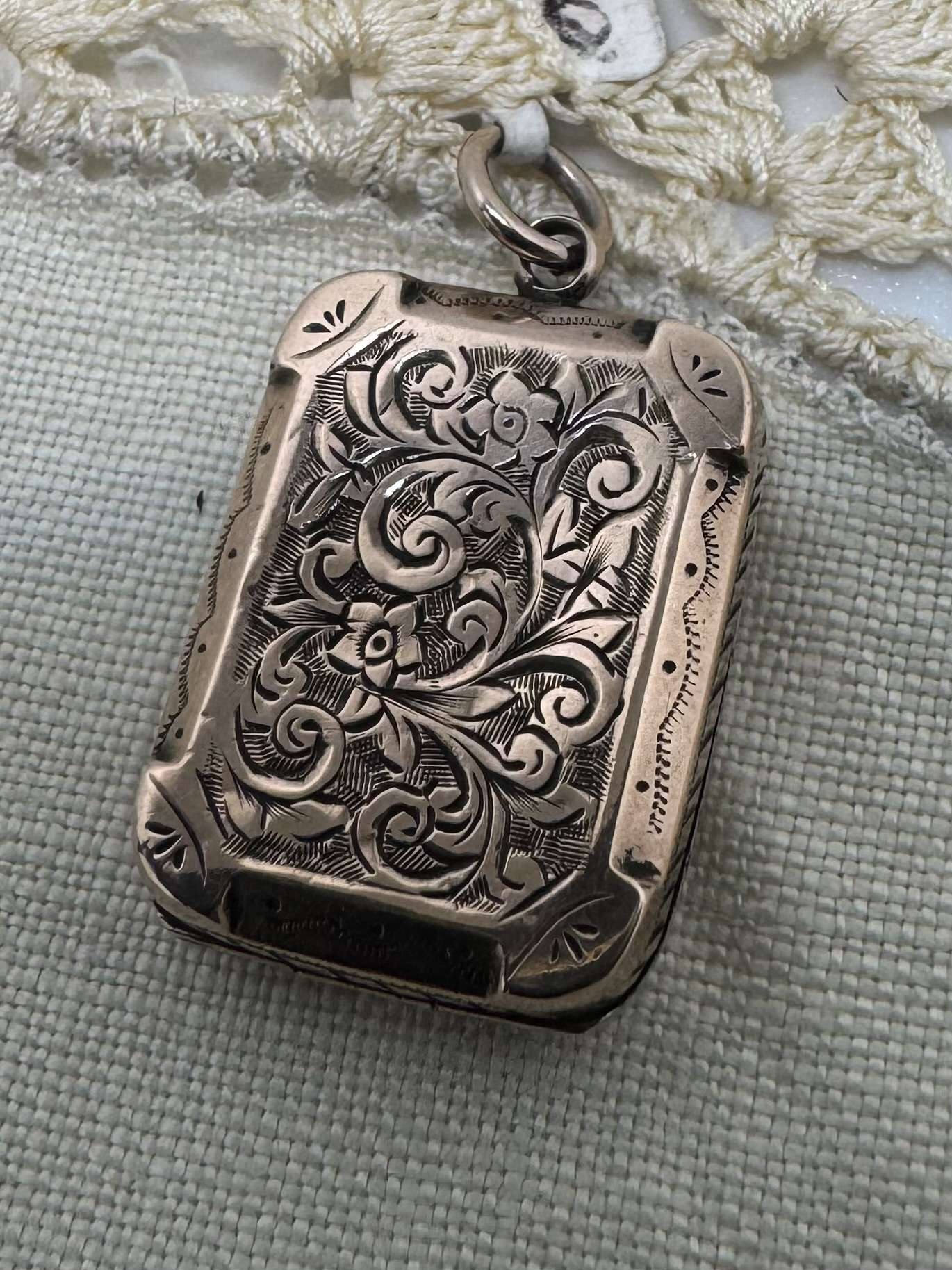 9ct Rose Gold Engraved Locket - Image 7