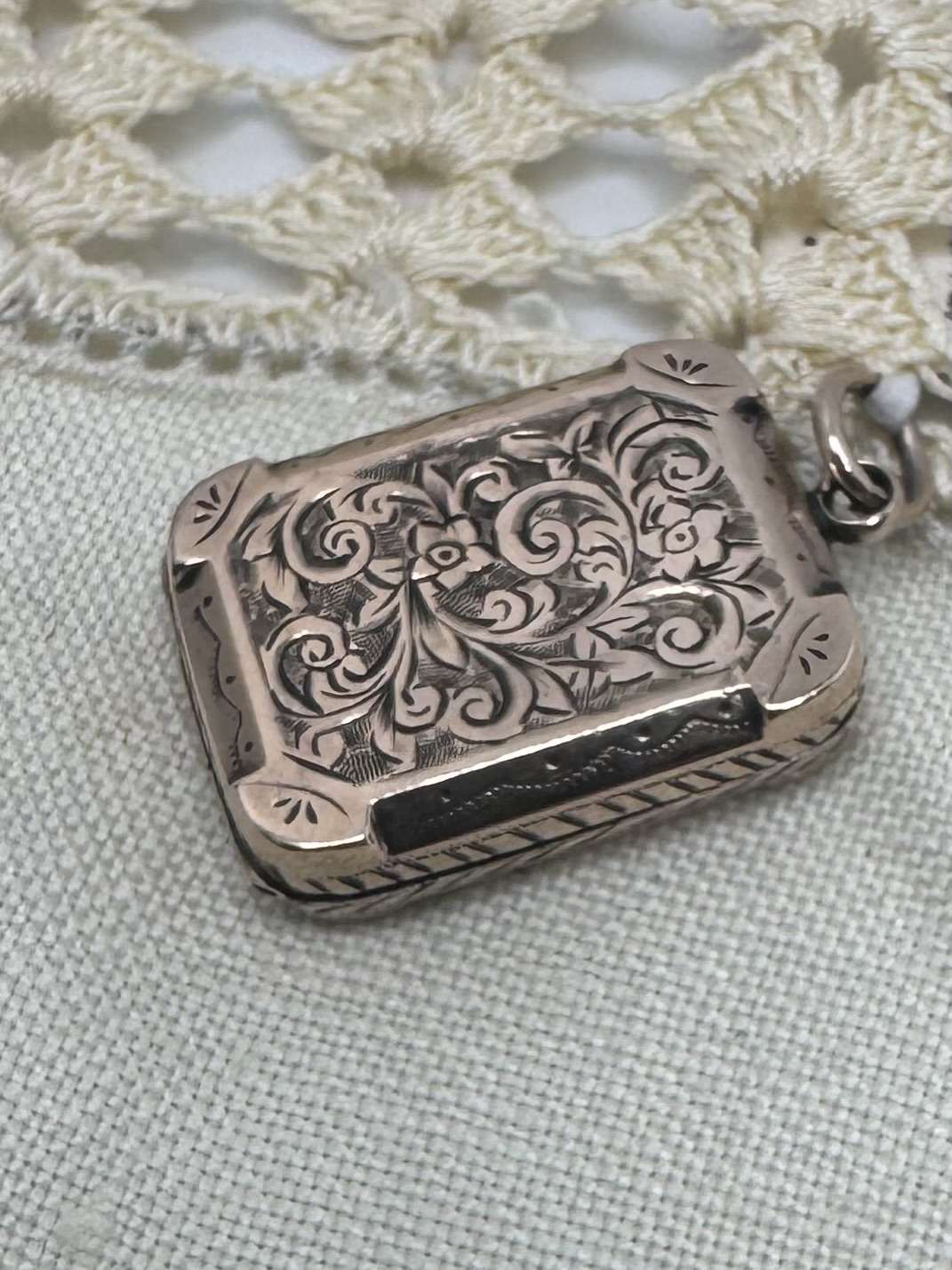 9ct Rose Gold Engraved Locket - Image 2