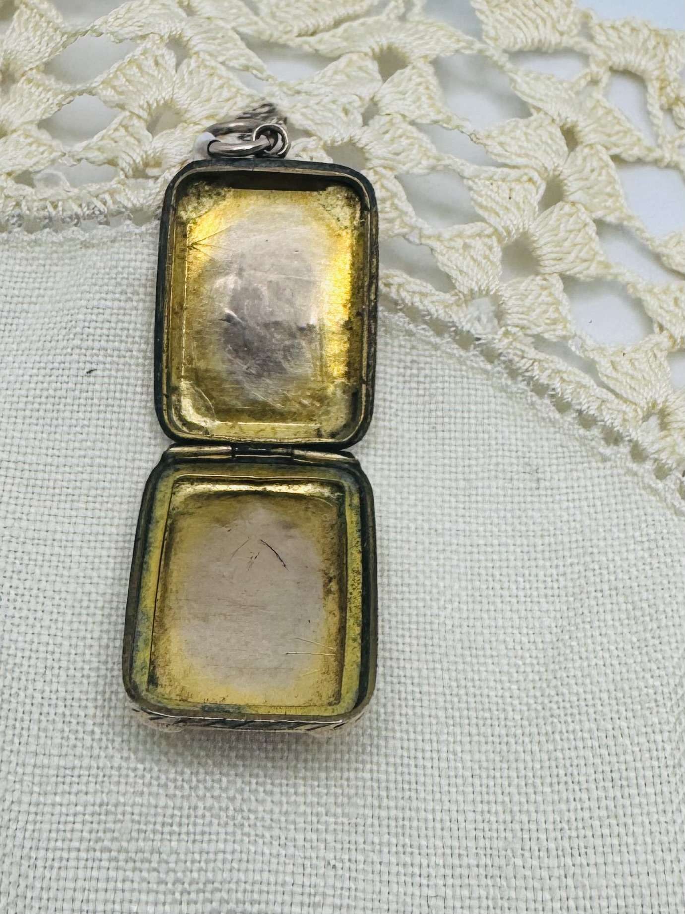 9ct Rose Gold Engraved Locket - Image 8