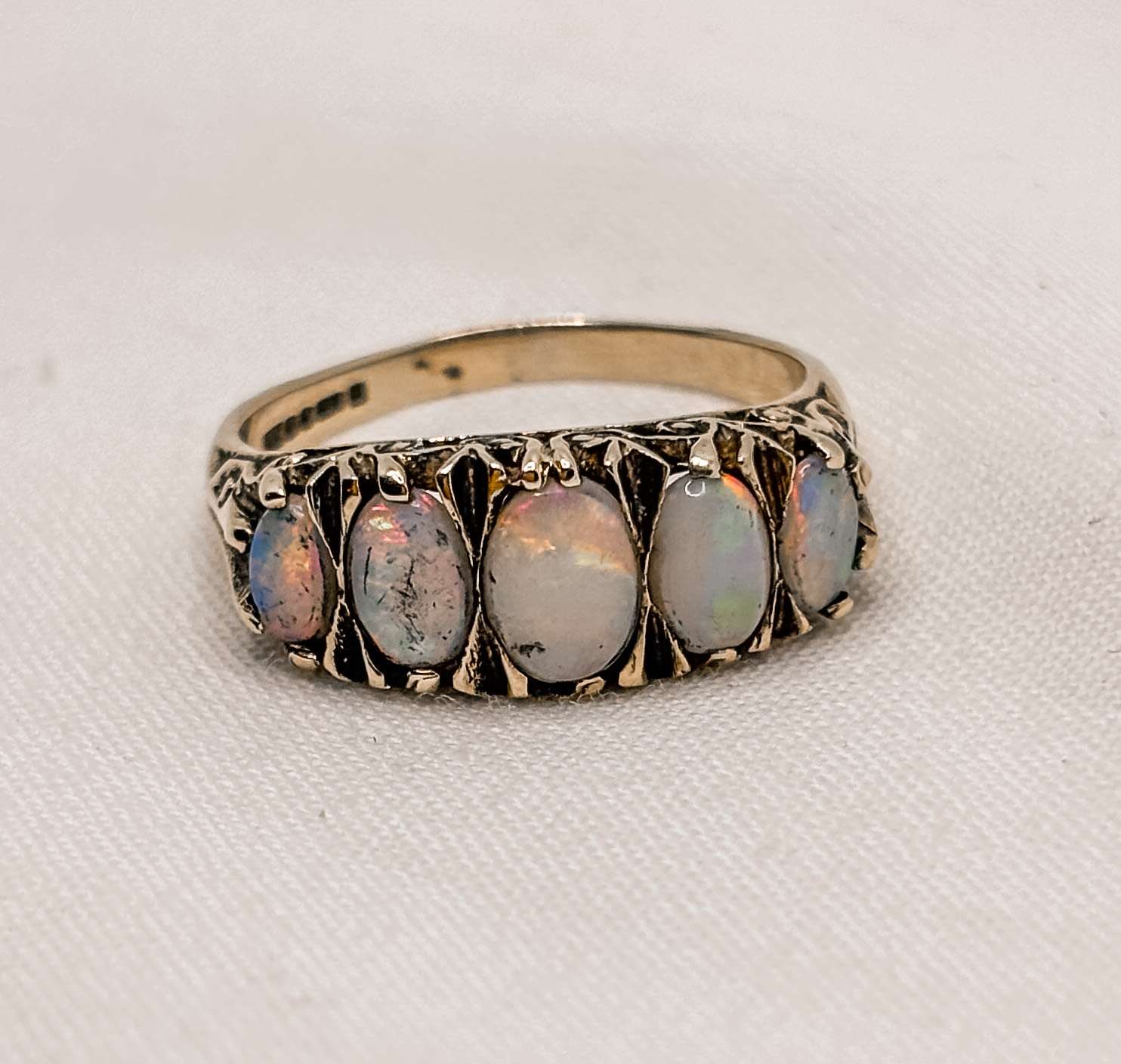 Vintage 9ct Gold Opal Ring | Five-Stone Cabochon Opal Band | Size Q | Hallmarked - Image 2