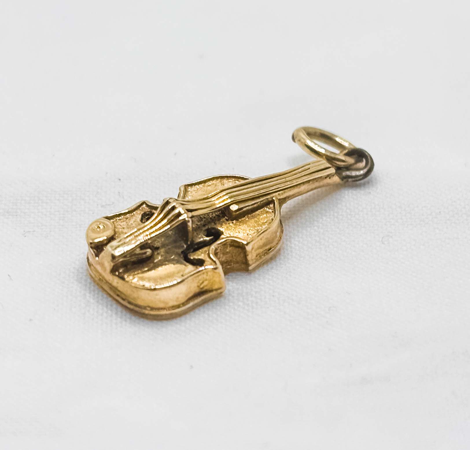 9ct yellow gold violin charm — vintage musical keepsake - Image 2